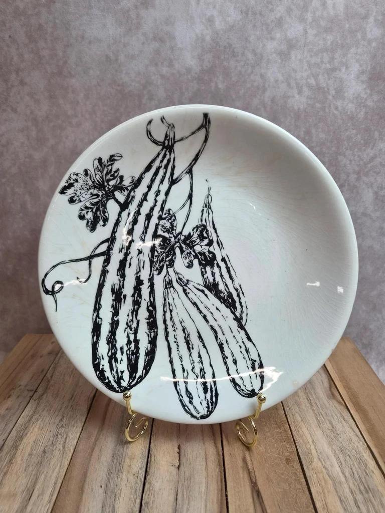 Assiette plate Gien France décor potager courgettes noir et blanc